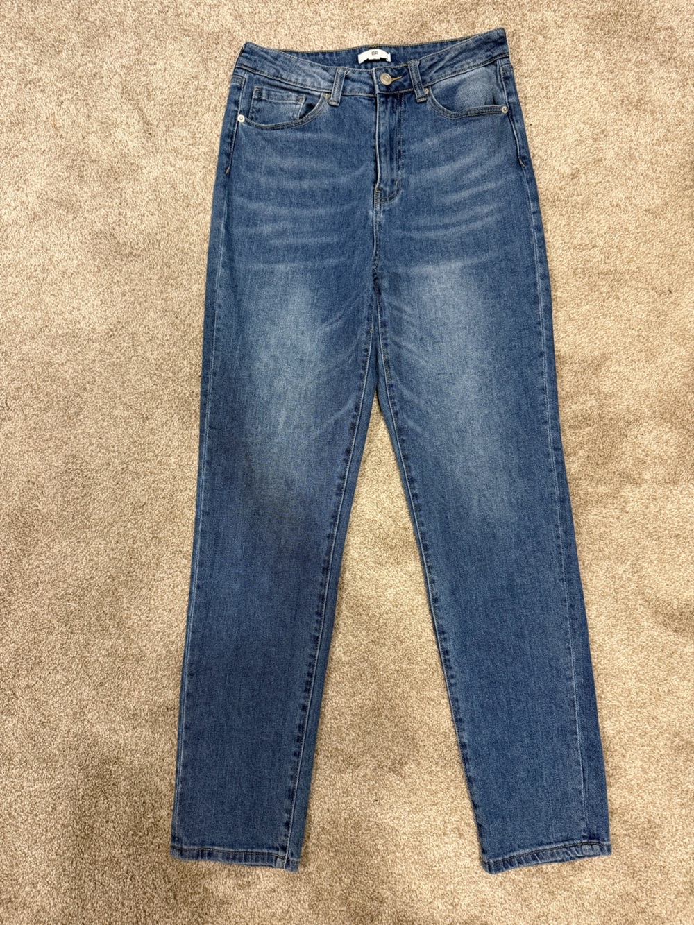 bp High-Rise mom Jeans in Medium Blue